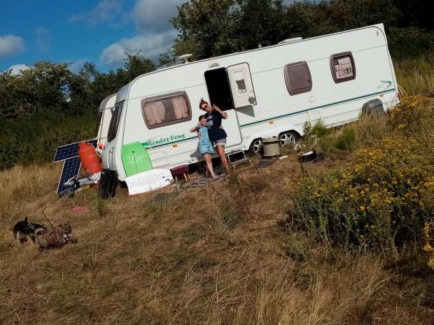 Isle of Wight County Press: The travellers at the Smallbrook field.