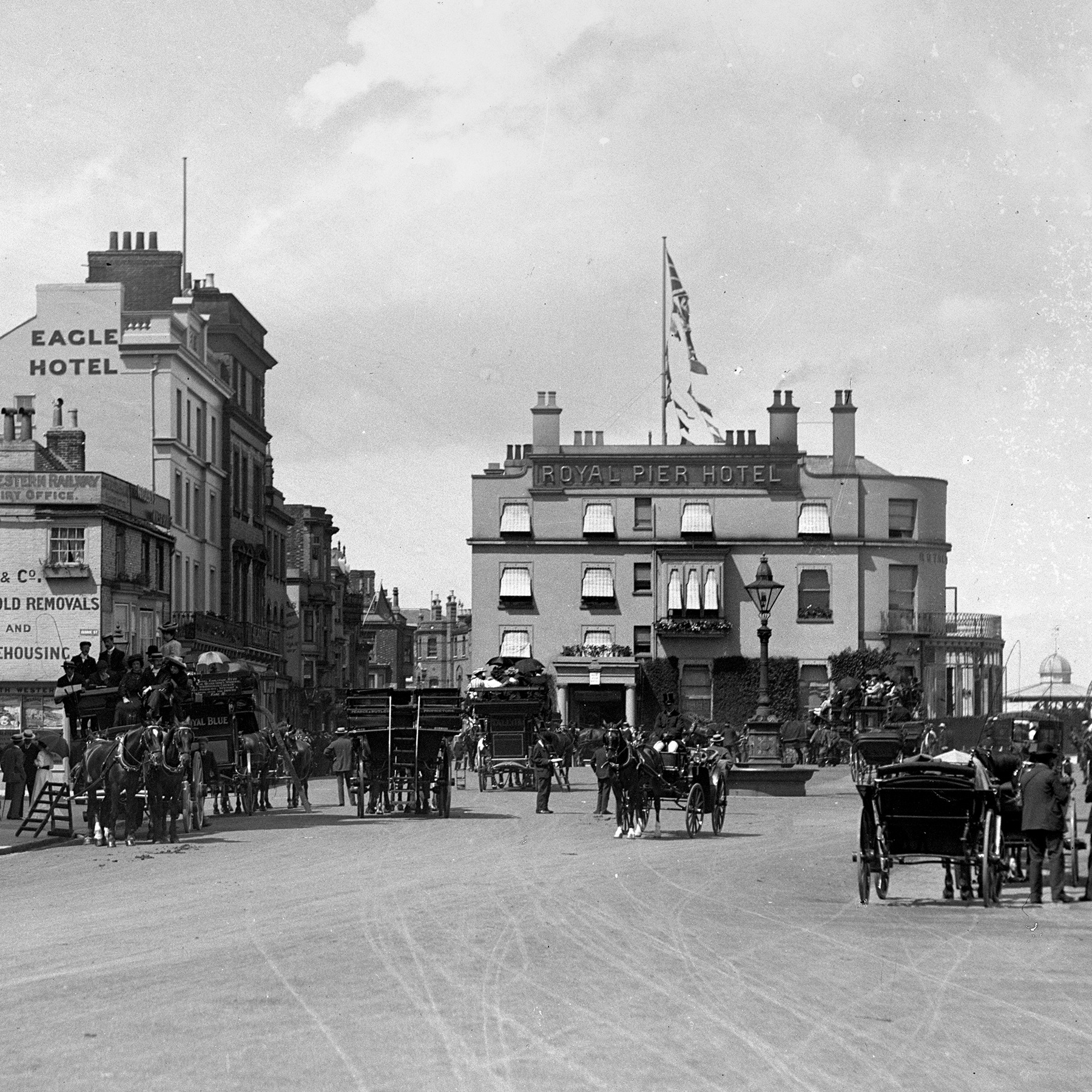 The Royal Pier Hotel and coaches in 1912. 