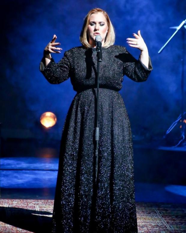 Presse du comté de l'île de Wight : Katie Markham, finaliste de X Factor, a été sélectionnée par Adele pour apparaître dans le BBC Adele Special présenté par Graham Norton.  Elle se produit au Medina Theatre.