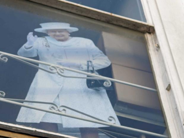 Isle of Wight County Press: The Queen looks out from Shademakers' HQ in Ryde.