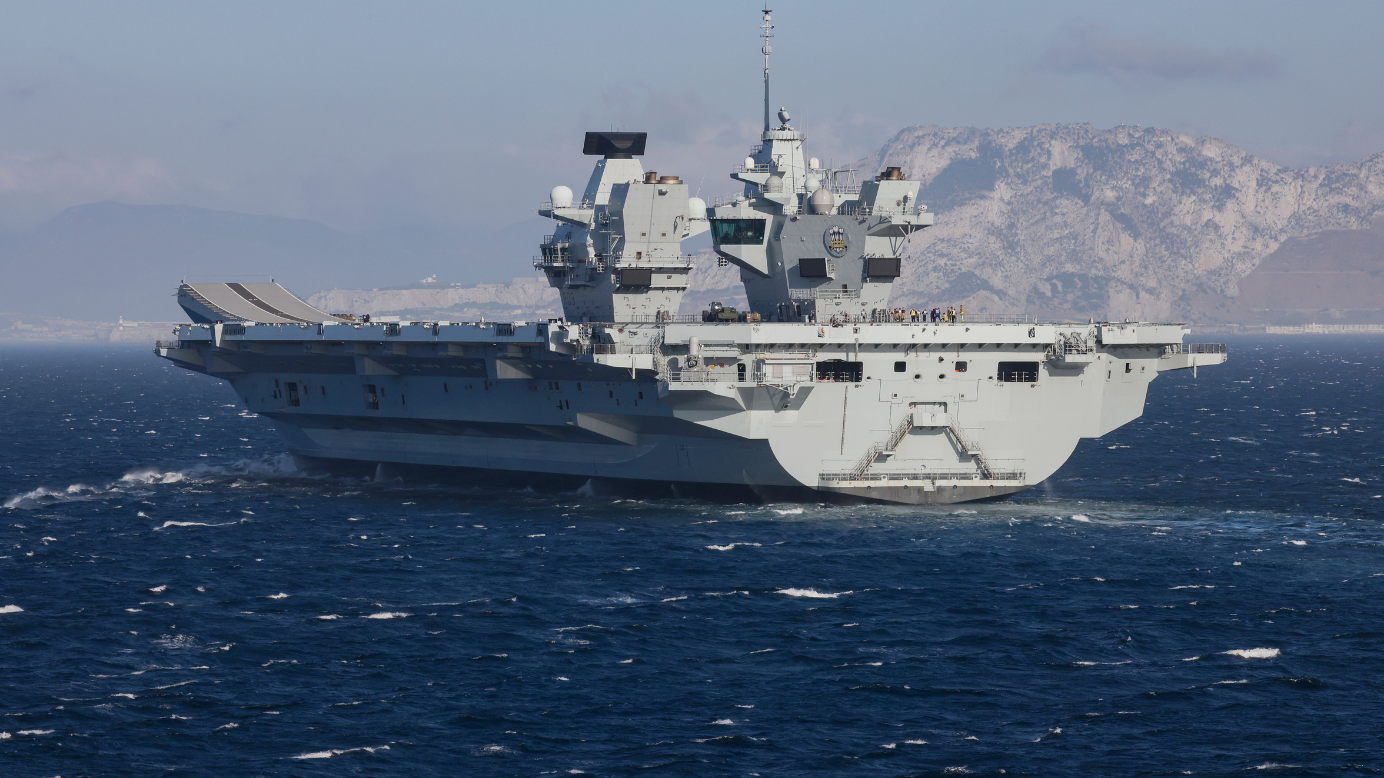 HMS Prince of Wales passerer Isle of Wight i Norge NATO-øvelse