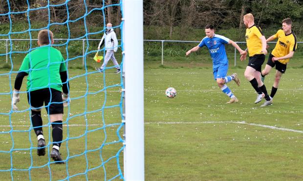 Isle of Wight County Press: Shanklin's Nicky Vyse in action for Shanklin. Photo: Mathew Wells