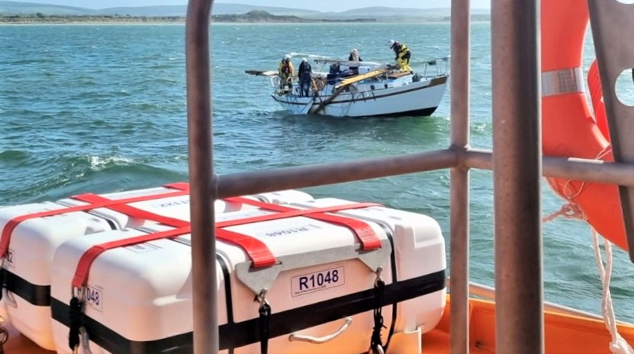 Yarmouth RNLI lifeboat aids stricken yacht drifting off Isle of Wight - Vimarsana News
