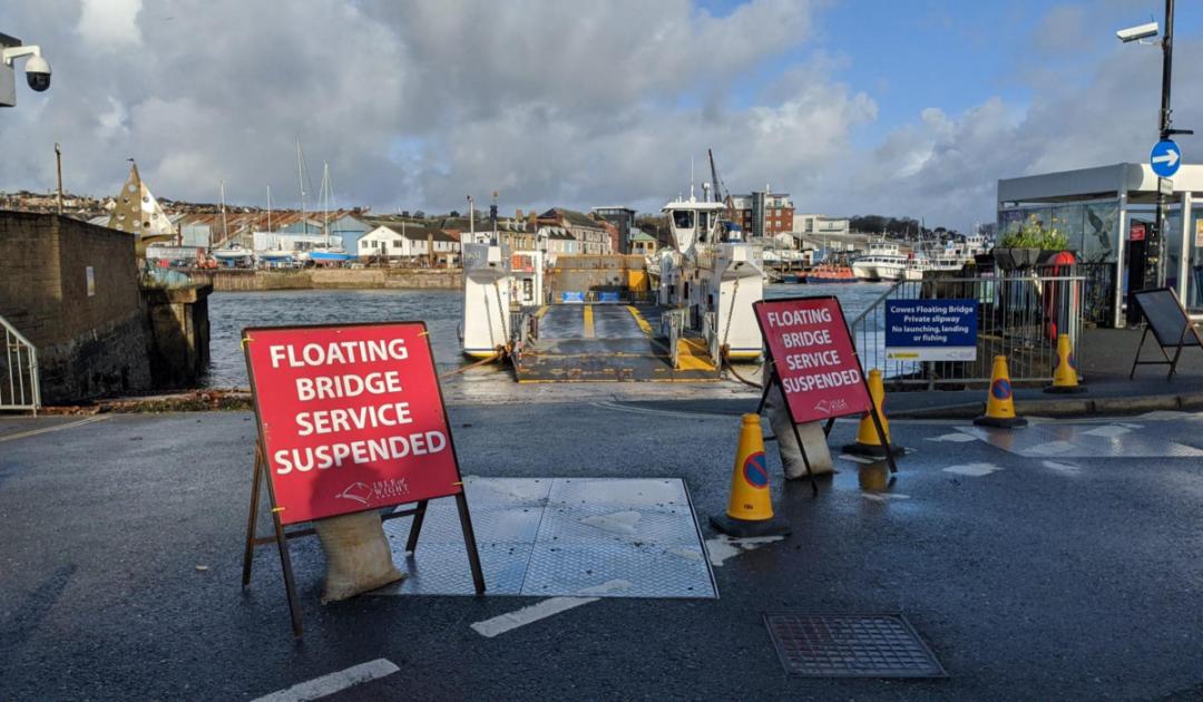 Isle of Wight floating bridge Cowes to East Cowes service suspended 